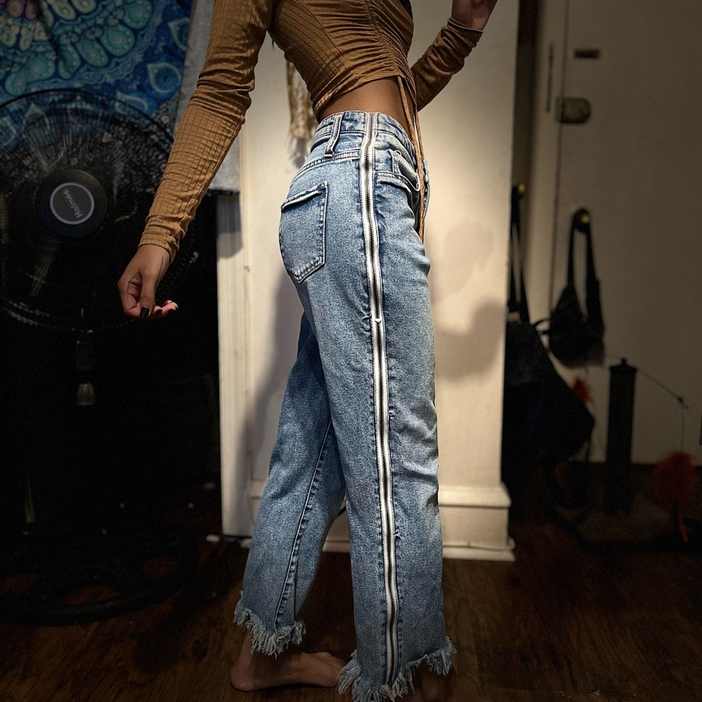 Super cute high rise ankle cut off jeans that fit size 0 or size 2!
